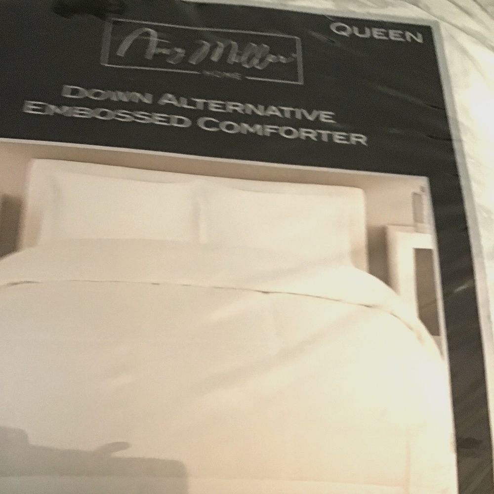 NWOT Amy Miller Down Alternative Embossed Comforter- Cream Color